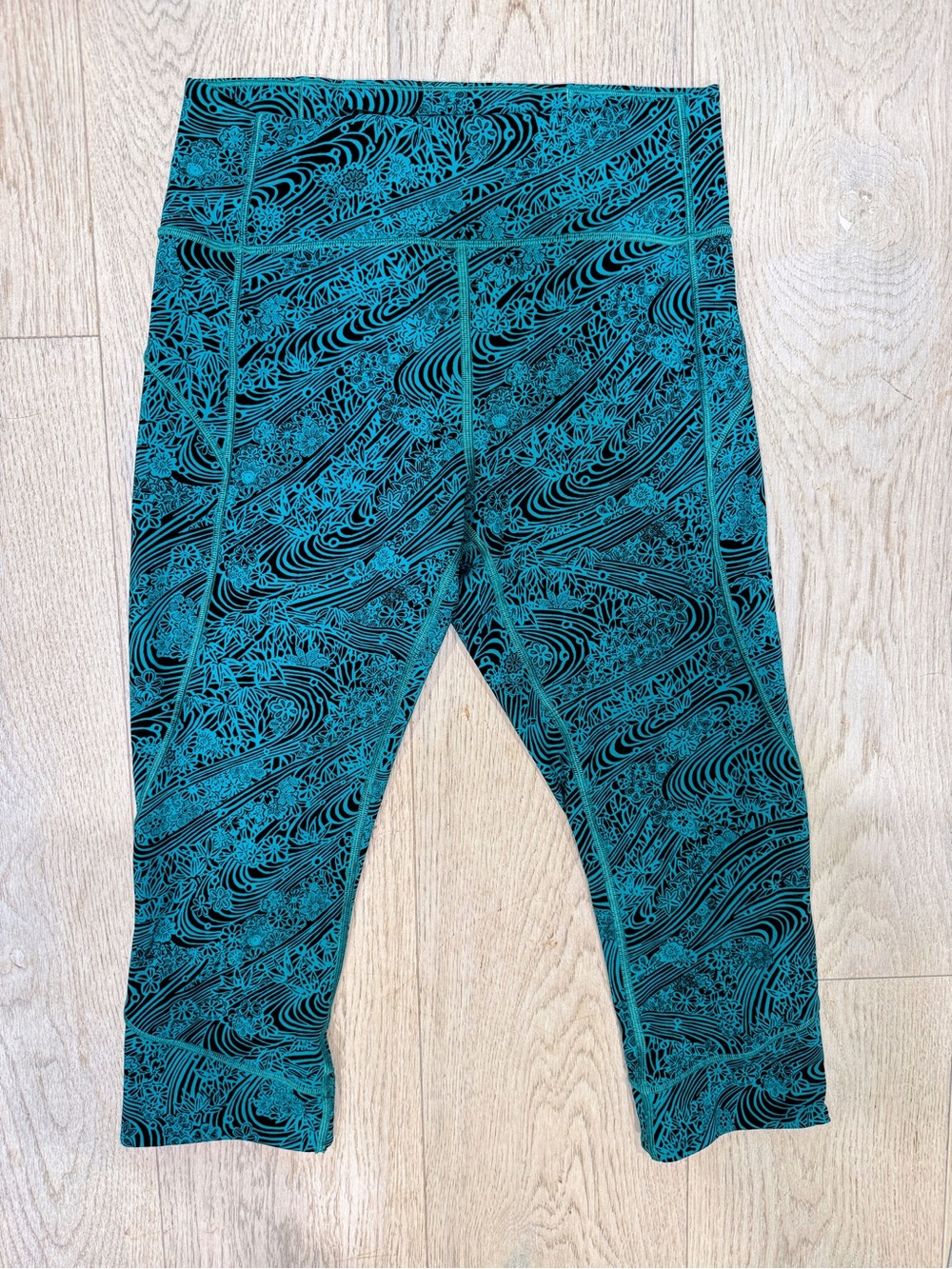 Lululemon Crop *Everlux Inseam 19”L Kitakami Spirit Green Black Size 8 Yoga